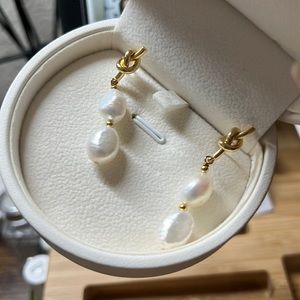 Pearl earring
